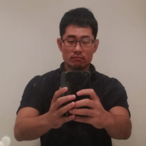 東カレデートの審査に向けて自撮り撮影しているマッチアップ編集部の古澤さんの写真