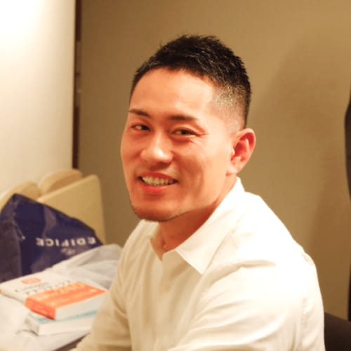 東カレデートの審査をリベンジするために撮影した、マッチアップ編集部古澤さんの爽やかな笑顔の写真